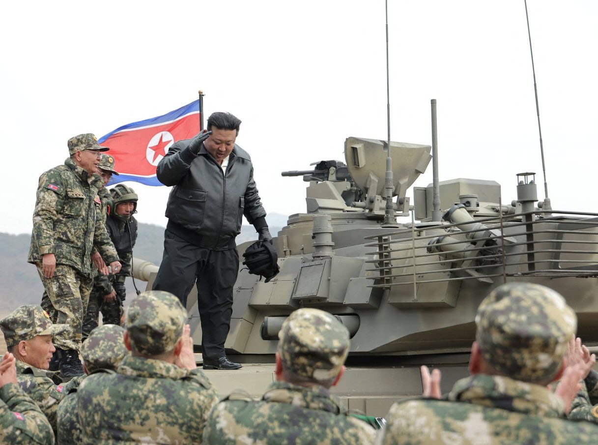   كيم جونغ أون يكشف النقاب عن دبابة قتالية جديدة .. قادها بنفسه خلال مناورات عسكرية 